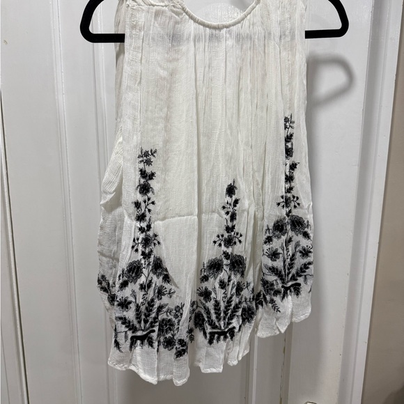 Free People Small Elegant White and Black Floral Women's Top EUC - Picture 5 of 8